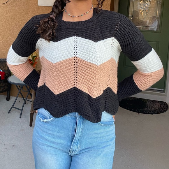 full circle trends Sweaters - Womens Medium Long Sleeve Ribbed Sweater Round Neck White Black Pink Zig Zag